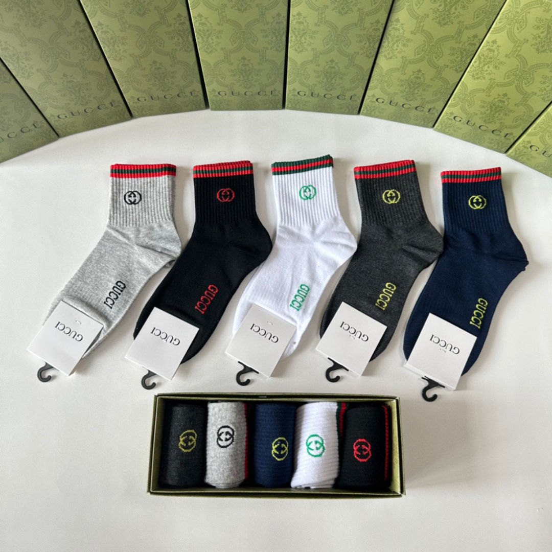  💛配专柜包装
Gucci（古驰）新款中长款堆堆袜袜子！一盒五双，专柜同步筒袜袜子，大牌出街，潮人必备。