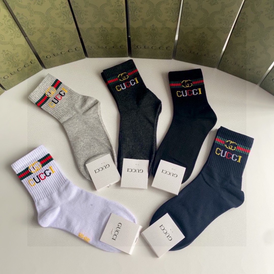 💛配专柜包装
Gucci（古驰）新款中长款堆堆袜袜子！一盒五双，专柜同步筒袜袜子，💛大牌出街，潮人必备。