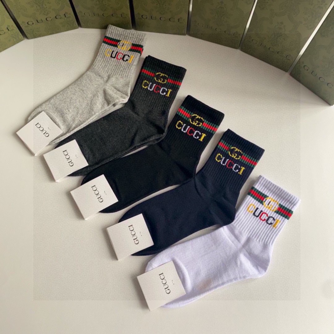 💛配专柜包装
Gucci（古驰）新款中长款堆堆袜袜子！一盒五双，专柜同步筒袜袜子，💛大牌出街，潮人必备。