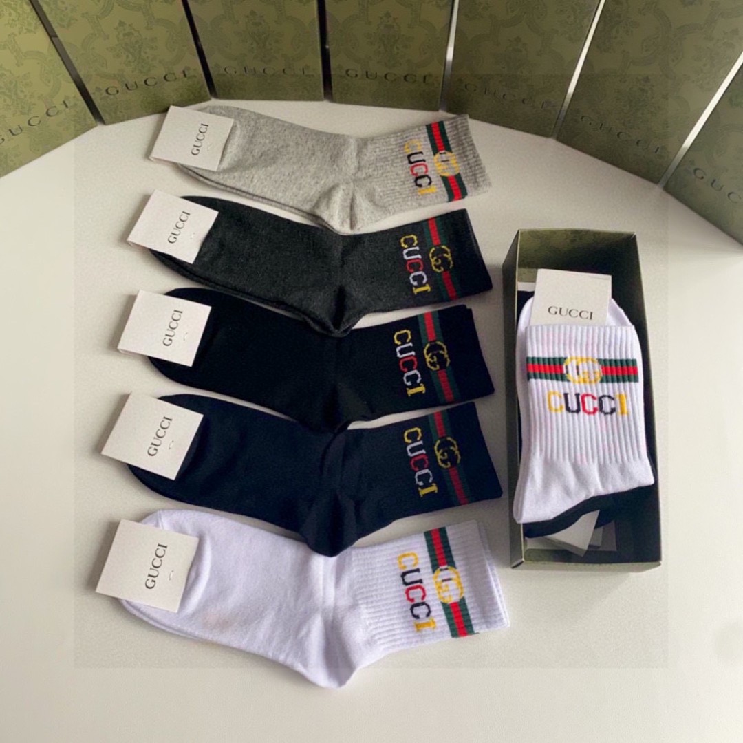 💛配专柜包装
Gucci（古驰）新款中长款堆堆袜袜子！一盒五双，专柜同步筒袜袜子，💛大牌出街，潮人必备。