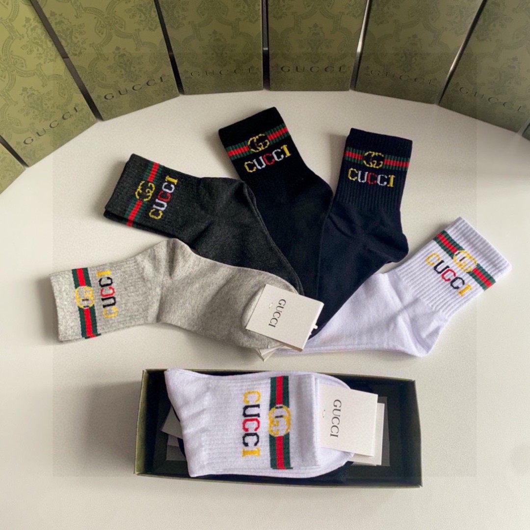 💛配专柜包装
Gucci（古驰）新款中长款堆堆袜袜子！一盒五双，专柜同步筒袜袜子，💛大牌出街，潮人必备。