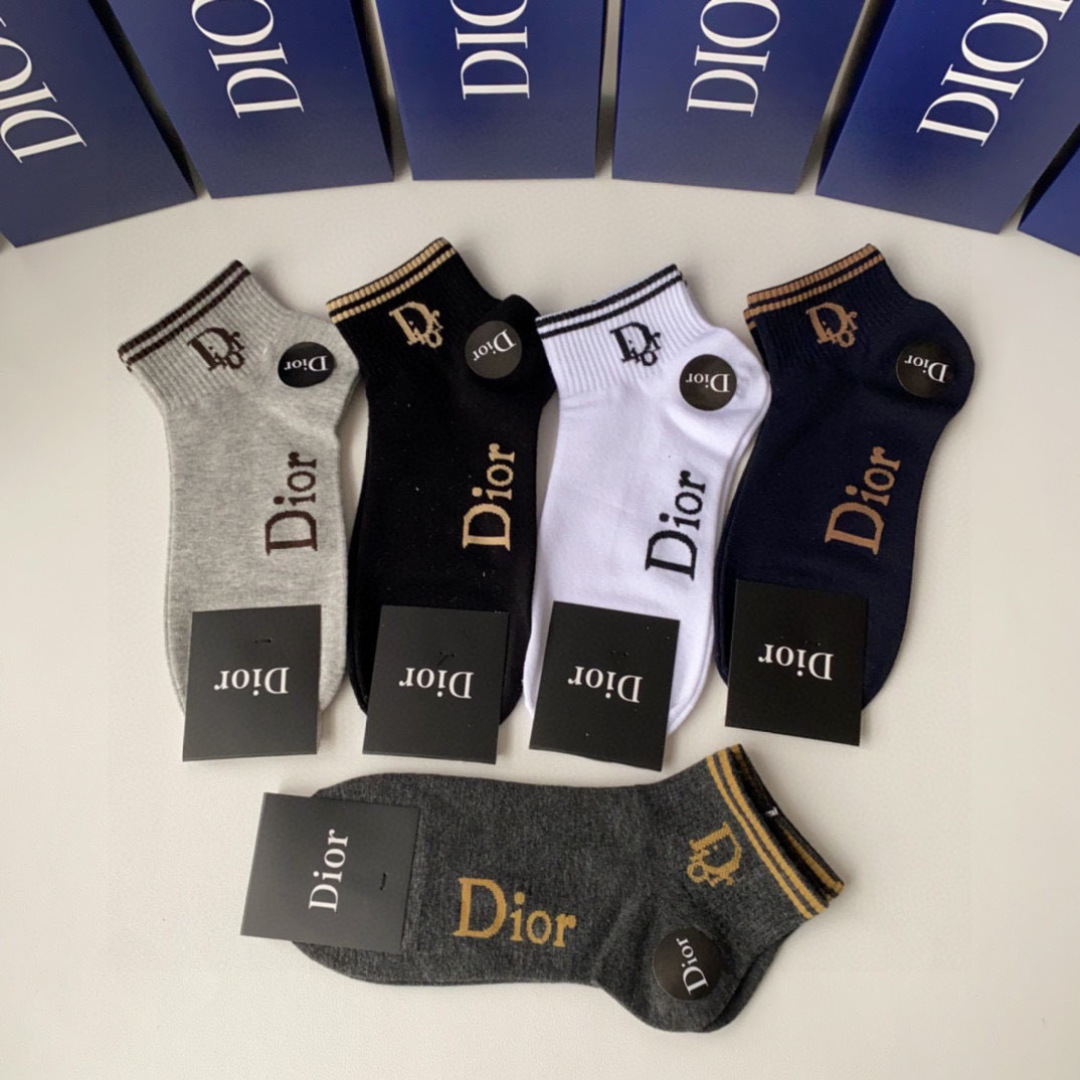  💛配专柜包装
Dior（迪奥）新款中短款堆堆袜袜子！一盒五双，专柜同步筒袜袜子，💛大牌出街，潮人必备。