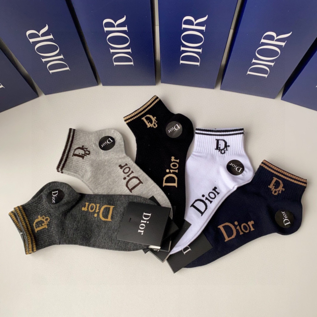 💛配专柜包装
Dior（迪奥）新款中短款堆堆袜袜子！一盒五双，专柜同步筒袜袜子，💛大牌出街，潮人必备。