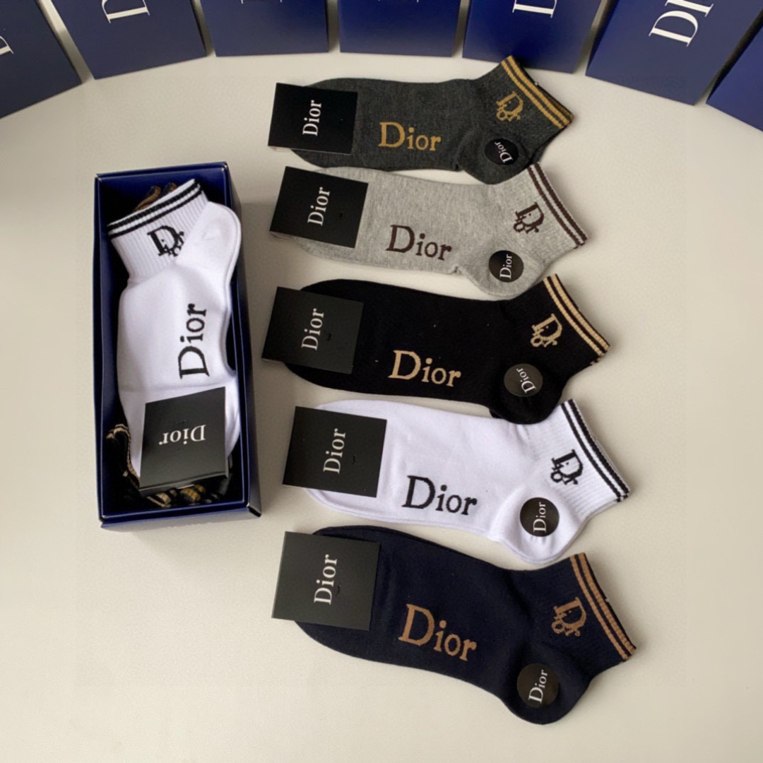  💛配专柜包装
Dior（迪奥）新款中短款堆堆袜袜子！一盒五双，专柜同步筒袜袜子，💛大牌出街，潮人必备。