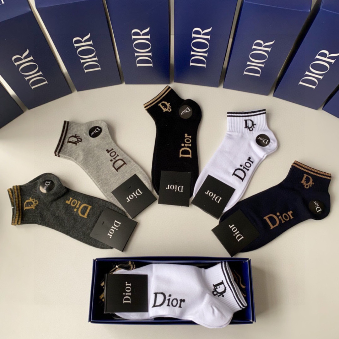  💛配专柜包装
Dior（迪奥）新款中短款堆堆袜袜子！一盒五双，专柜同步筒袜袜子，💛大牌出街，潮人必备。
