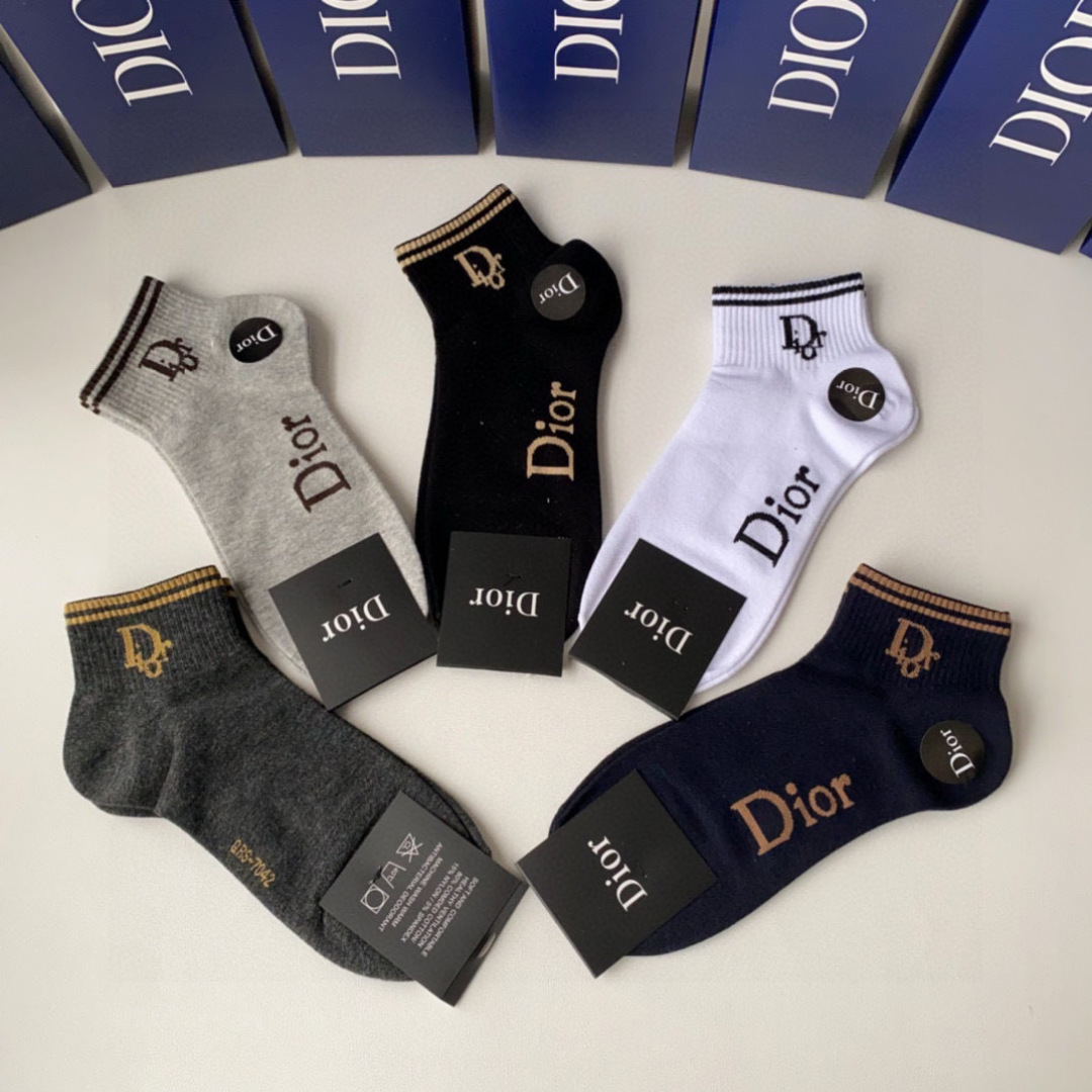  💛配专柜包装
Dior（迪奥）新款中短款堆堆袜袜子！一盒五双，专柜同步筒袜袜子，💛大牌出街，潮人必备。