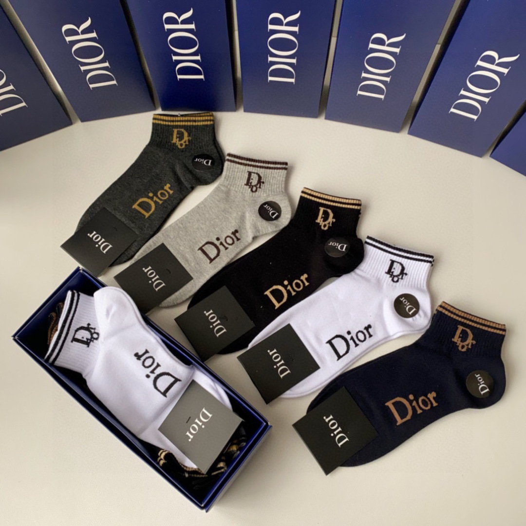  💛配专柜包装
Dior（迪奥）新款中短款堆堆袜袜子！一盒五双，专柜同步筒袜袜子，💛大牌出街，潮人必备。