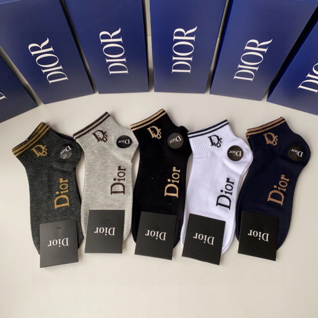  💛配专柜包装
Dior（迪奥）新款中短款堆堆袜袜子！一盒五双，专柜同步筒袜袜子，💛大牌出街，潮人必备。