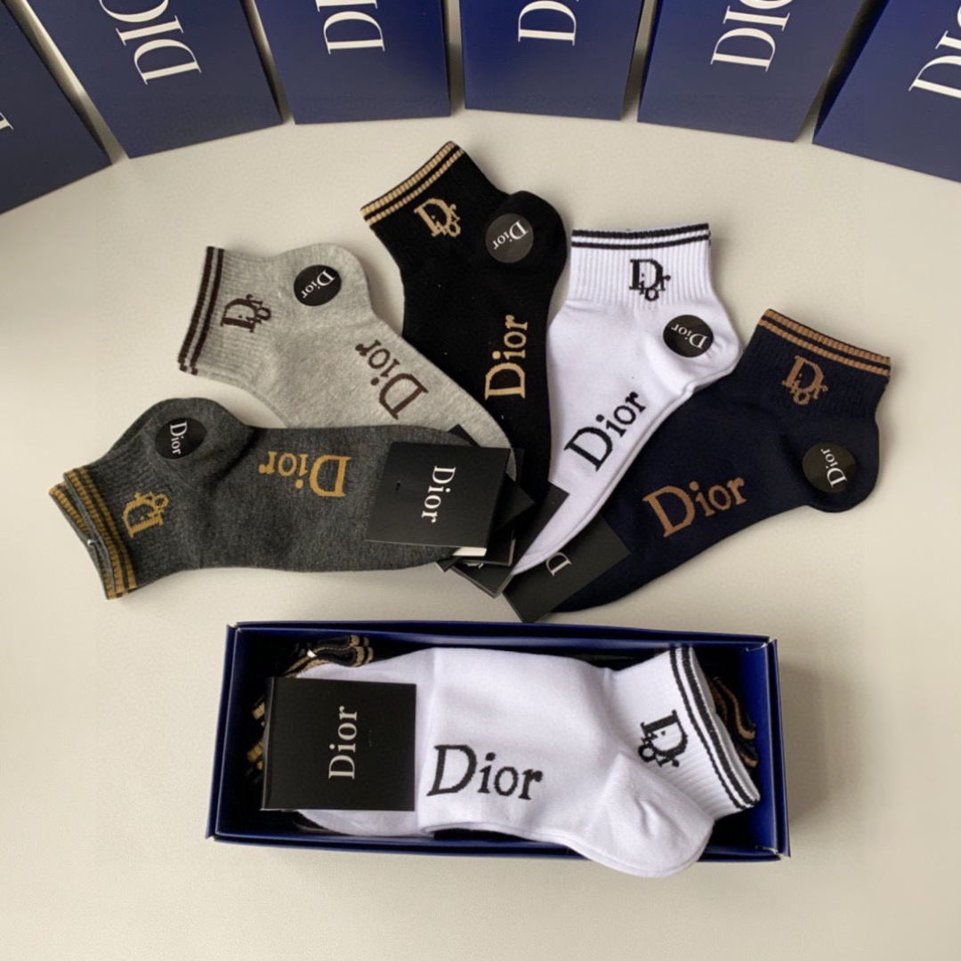  💛配专柜包装
Dior（迪奥）新款中短款堆堆袜袜子！一盒五双，专柜同步筒袜袜子，💛大牌出街，潮人必备。