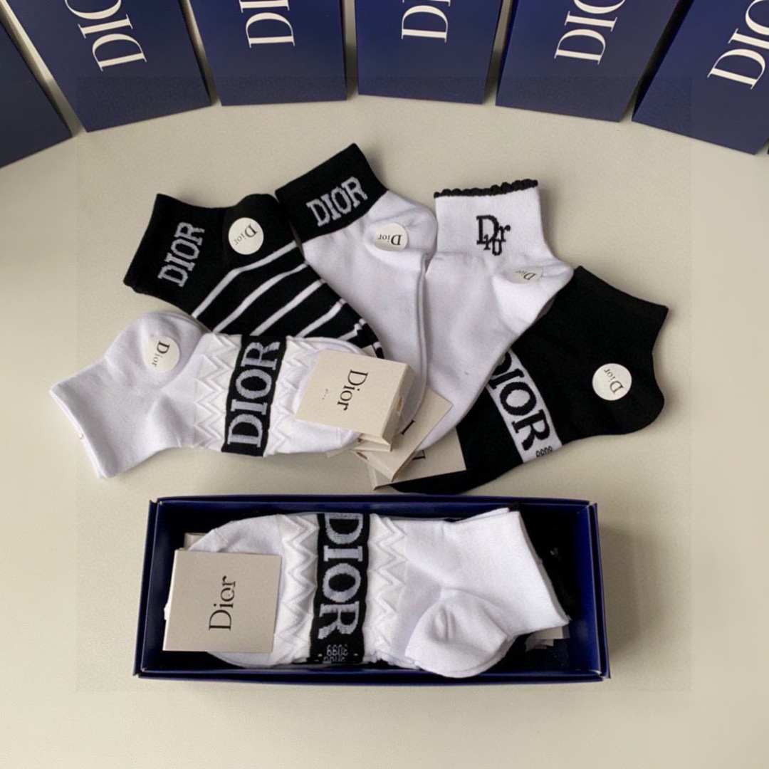 💛配专柜包装
DIOR（迪奥）新款中短款堆堆袜袜子！一盒五双，专柜同步筒袜袜子，💛大牌出街，潮人必备。超