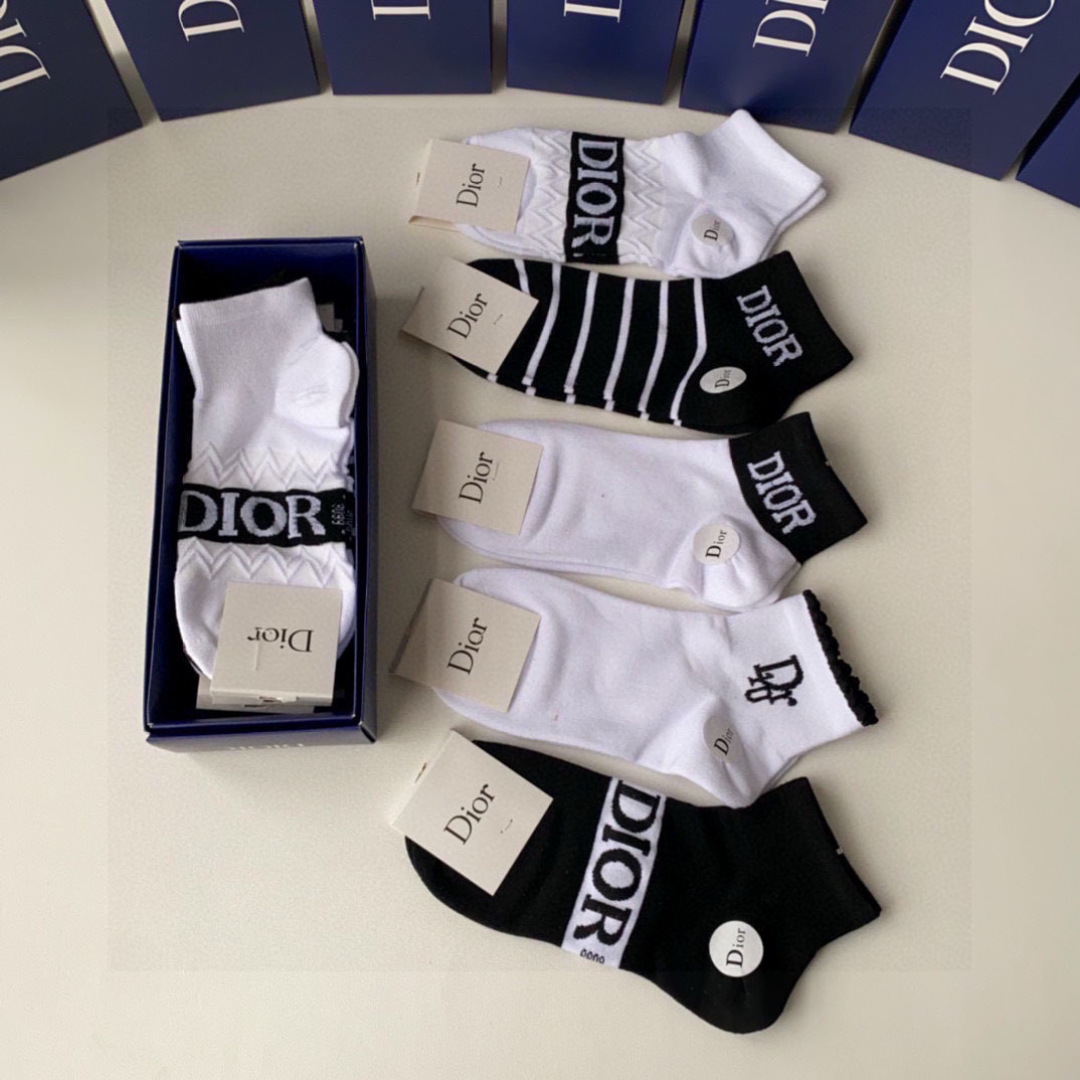 💛配专柜包装
DIOR（迪奥）新款中短款堆堆袜袜子！一盒五双，专柜同步筒袜袜子，💛大牌出街，潮人必备。超