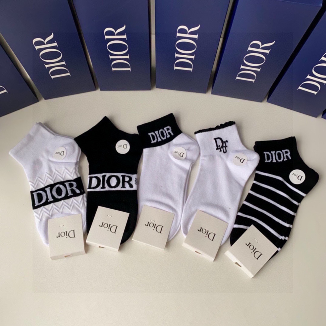 💛配专柜包装
DIOR（迪奥）新款中短款堆堆袜袜子！一盒五双，专柜同步筒袜袜子，💛大牌出街，潮人必备。超