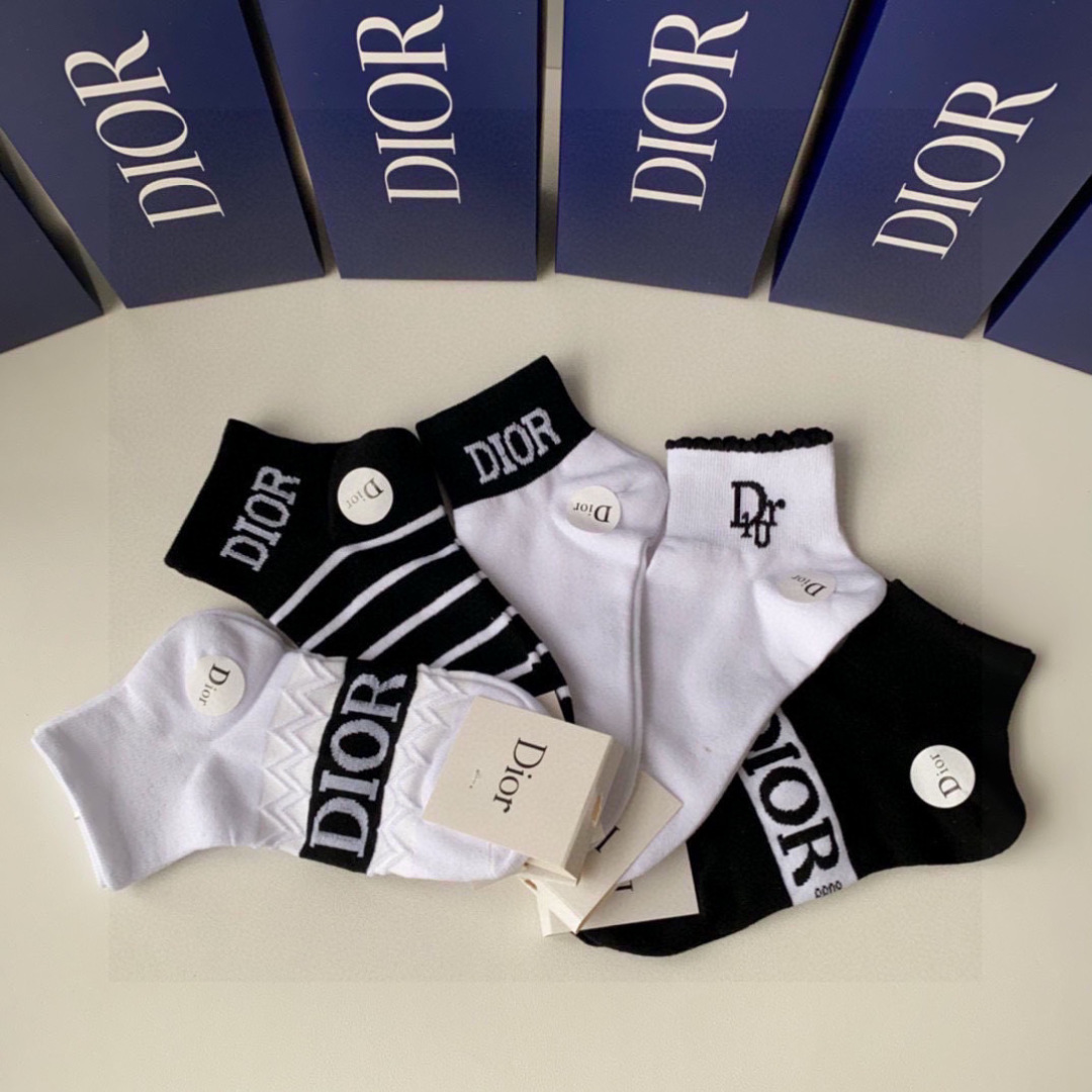 💛配专柜包装
DIOR（迪奥）新款中短款堆堆袜袜子！一盒五双，专柜同步筒袜袜子，💛大牌出街，潮人必备。超