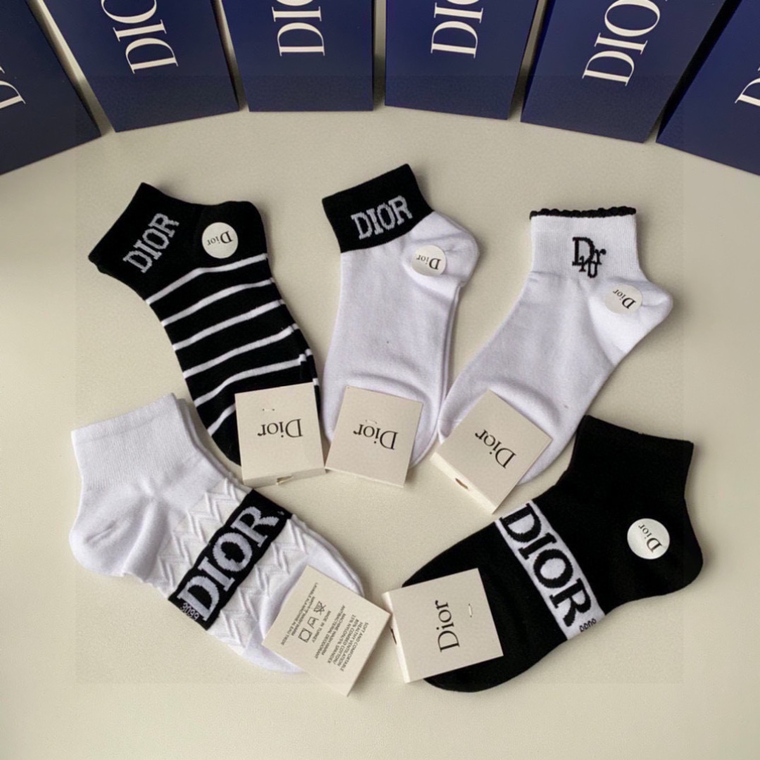 💛配专柜包装
DIOR（迪奥）新款中短款堆堆袜袜子！一盒五双，专柜同步筒袜袜子，💛大牌出街，潮人必备。超