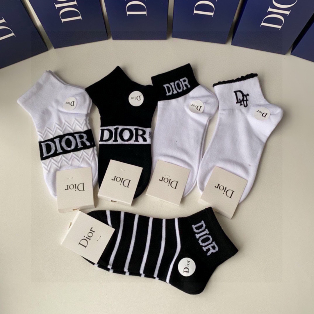 💛配专柜包装
DIOR（迪奥）新款中短款堆堆袜袜子！一盒五双，专柜同步筒袜袜子，💛大牌出街，潮人必备。超