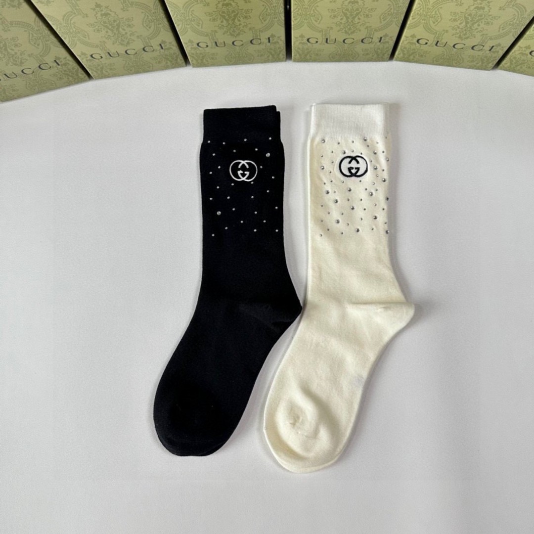 💛配专柜包装
Gucci（古驰）新款饰品水钻高工堆堆袜袜子！一盒两双，专柜同步筒袜袜子，💛大牌出街，潮人