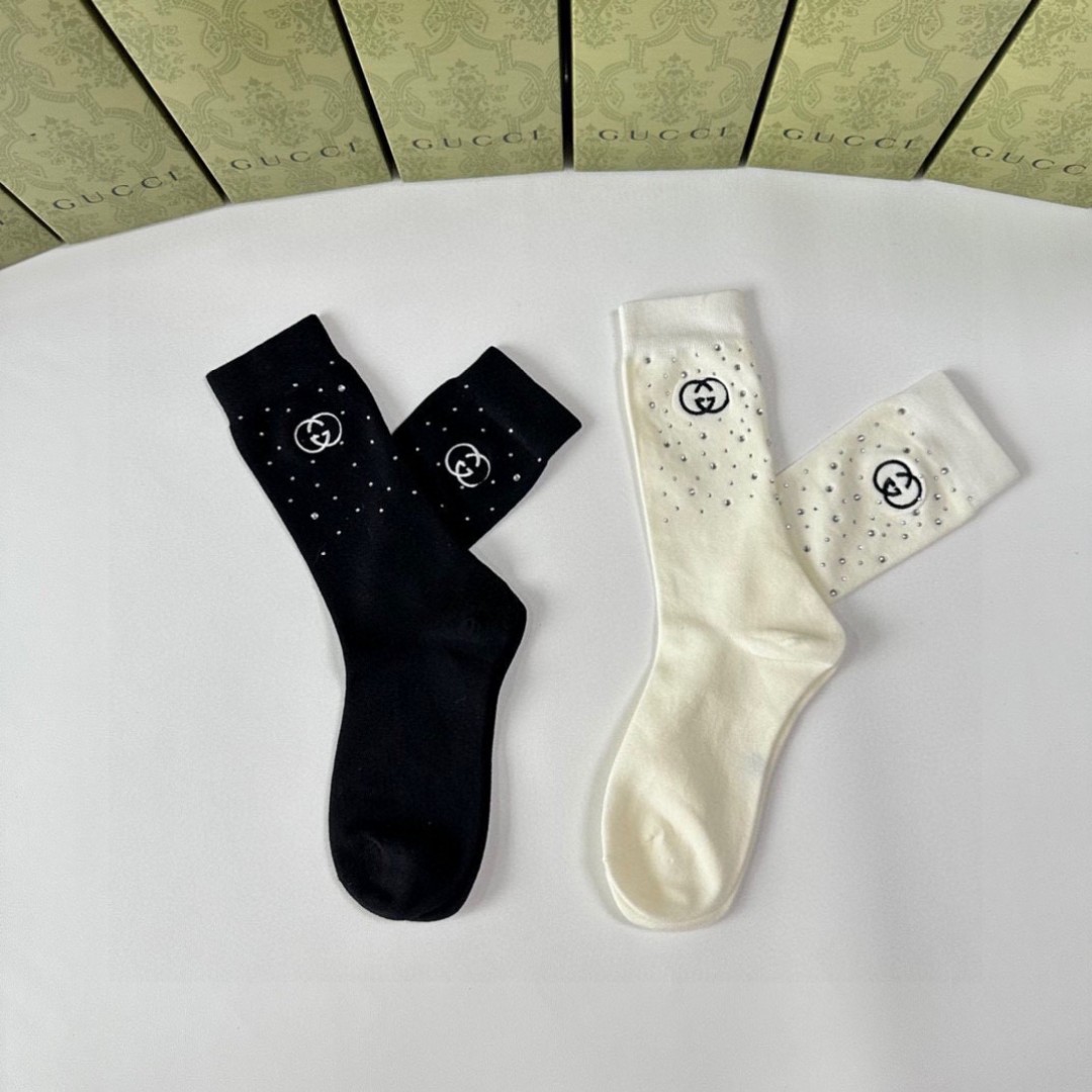 💛配专柜包装
Gucci（古驰）新款饰品水钻高工堆堆袜袜子！一盒两双，专柜同步筒袜袜子，💛大牌出街，潮人