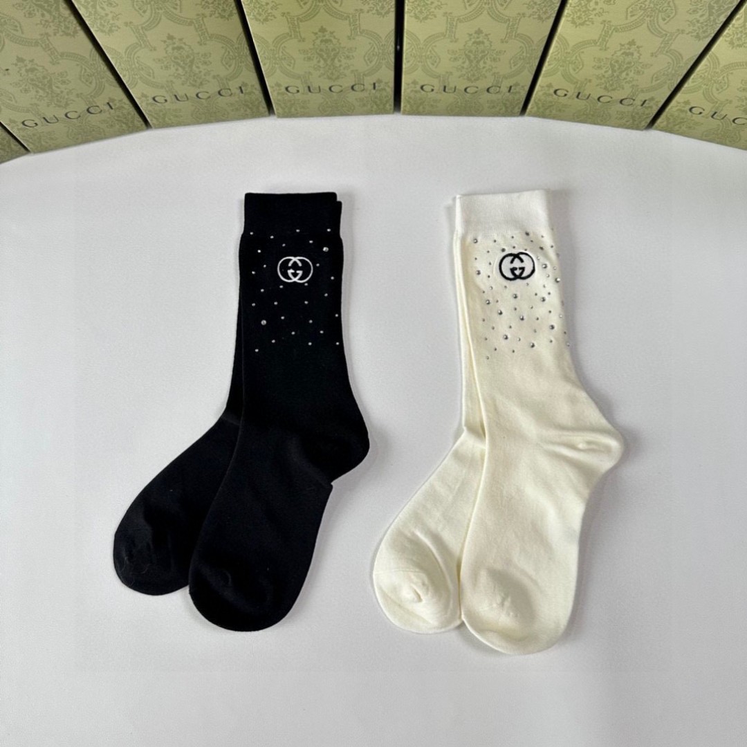 💛配专柜包装
Gucci（古驰）新款饰品水钻高工堆堆袜袜子！一盒两双，专柜同步筒袜袜子，💛大牌出街，潮人