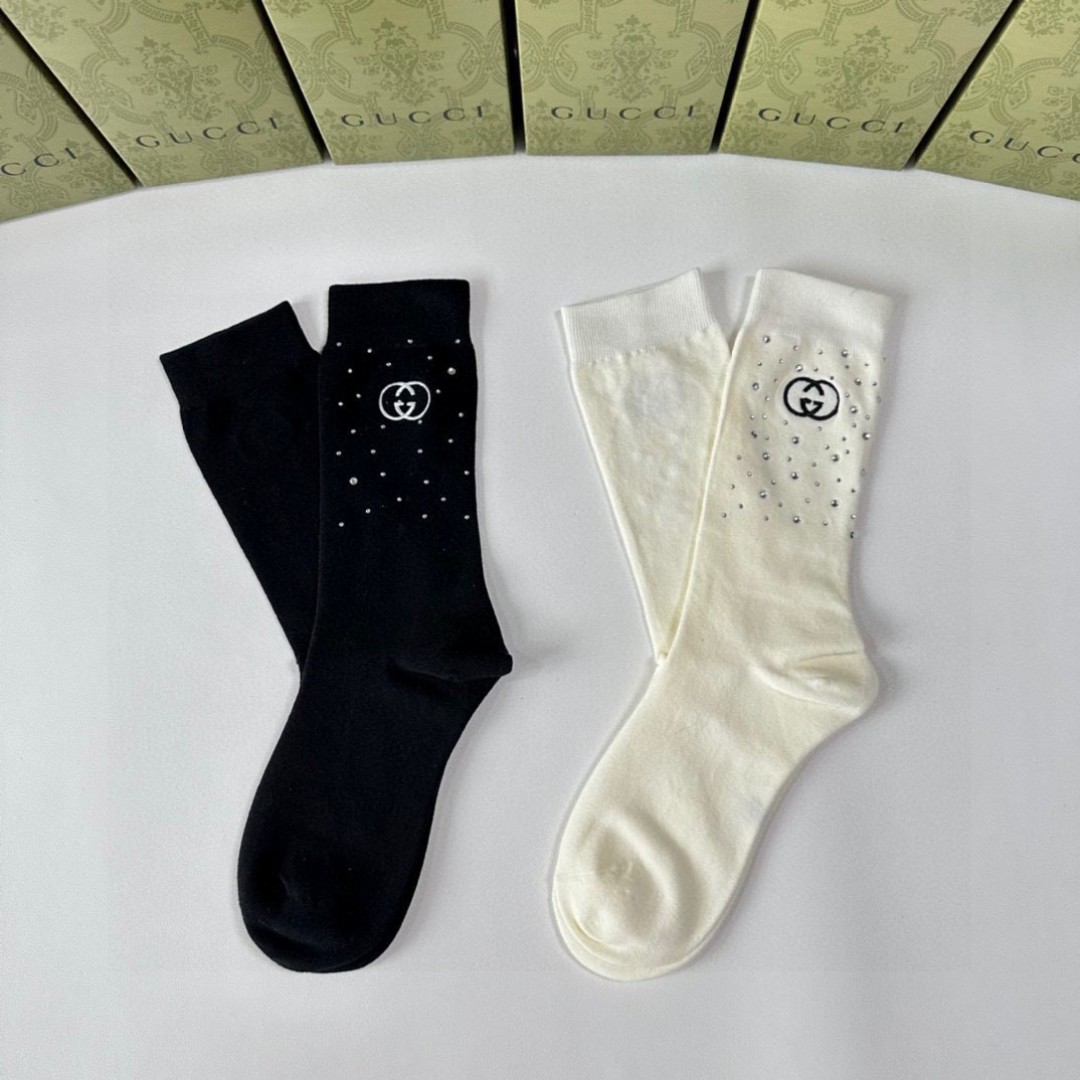 💛配专柜包装
Gucci（古驰）新款饰品水钻高工堆堆袜袜子！一盒两双，专柜同步筒袜袜子，💛大牌出街，潮人