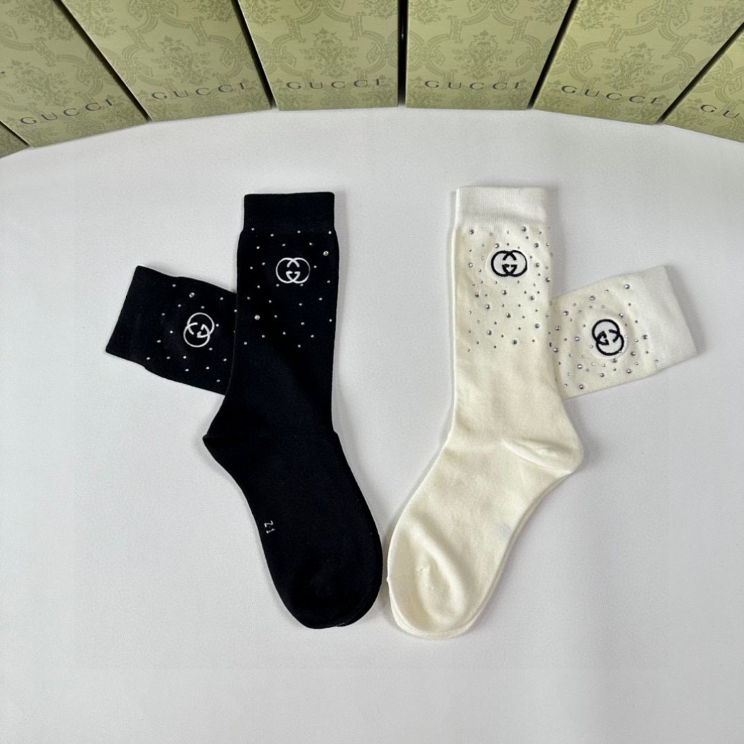 💛配专柜包装
Gucci（古驰）新款饰品水钻高工堆堆袜袜子！一盒两双，专柜同步筒袜袜子，💛大牌出街，潮人