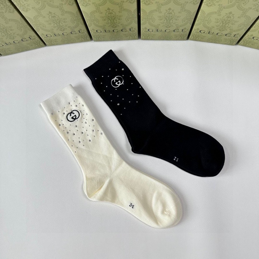💛配专柜包装
Gucci（古驰）新款饰品水钻高工堆堆袜袜子！一盒两双，专柜同步筒袜袜子，💛大牌出街，潮人