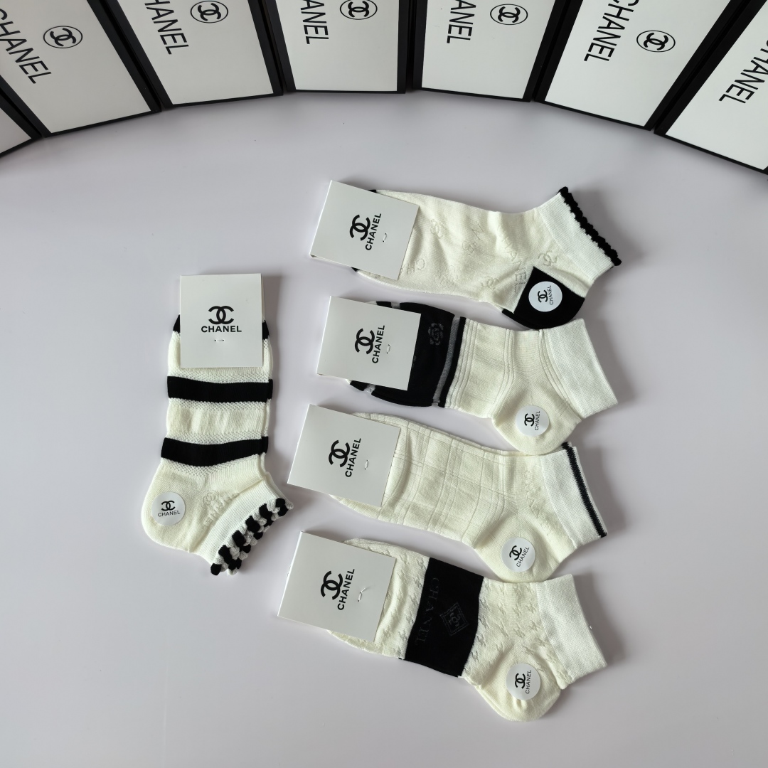 💛配专柜包装
Chanel(香奈儿) 新款中长款堆堆袜袜子！一盒五双，专柜同步筒袜袜子，💛大牌出街，潮人