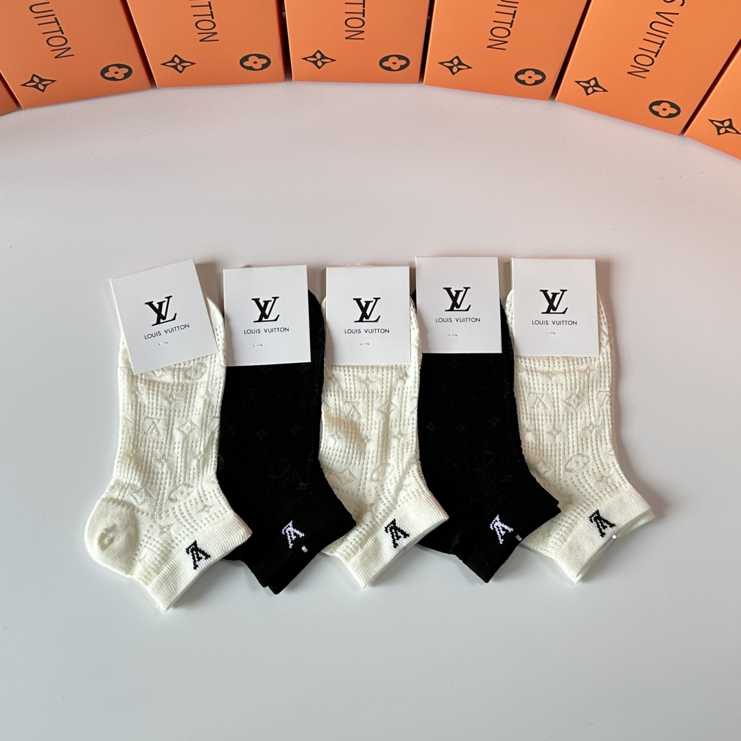  💛配包装
LV（路易威登）新款经典中短款堆堆袜袜子！一盒五双， 专柜同步筒款袜子，💛大牌出街，潮人必备