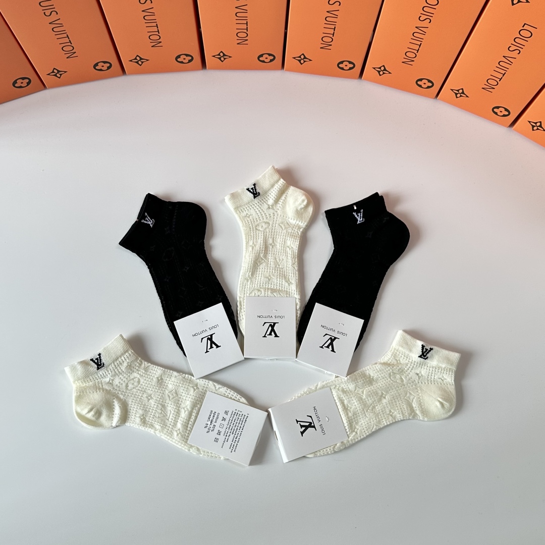  💛配包装
LV（路易威登）新款经典中短款堆堆袜袜子！一盒五双， 专柜同步筒款袜子，💛大牌出街，潮人必备