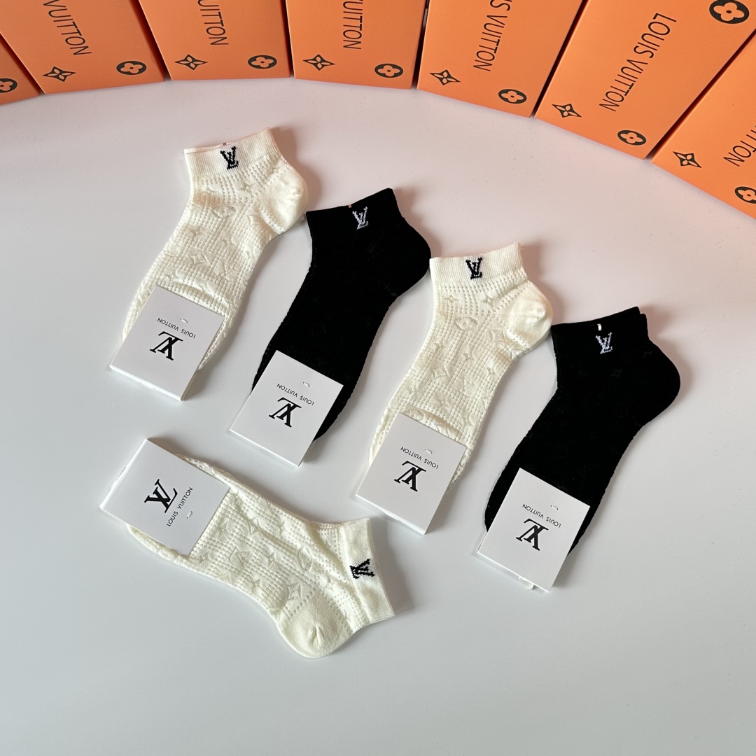  💛配包装
LV（路易威登）新款经典中短款堆堆袜袜子！一盒五双， 专柜同步筒款袜子，💛大牌出街，潮人必备