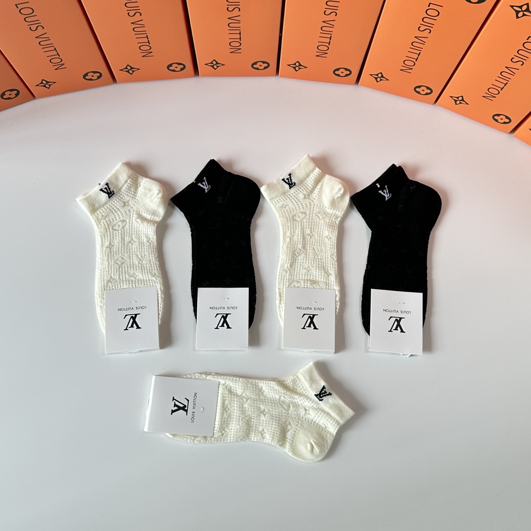  💛配包装
LV（路易威登）新款经典中短款堆堆袜袜子！一盒五双， 专柜同步筒款袜子，💛大牌出街，潮人必备