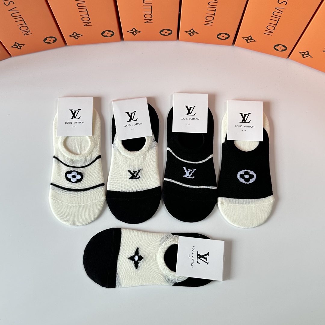   💛配专柜包装
LV（路易威登）新款船袜隐形袜堆堆袜袜子！一盒五双，专柜同步筒袜袜子，💛大牌出街，潮人