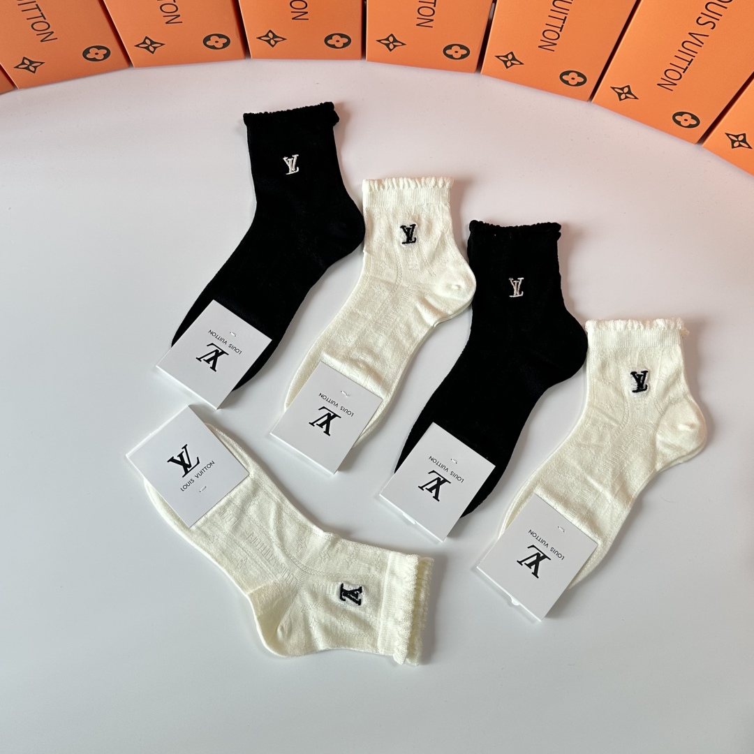  💛配专柜包装
LV（路易威登）新款刺绣中短袜堆堆袜袜子！一盒五双，专柜同步筒袜袜子，💛大牌出街，潮人必