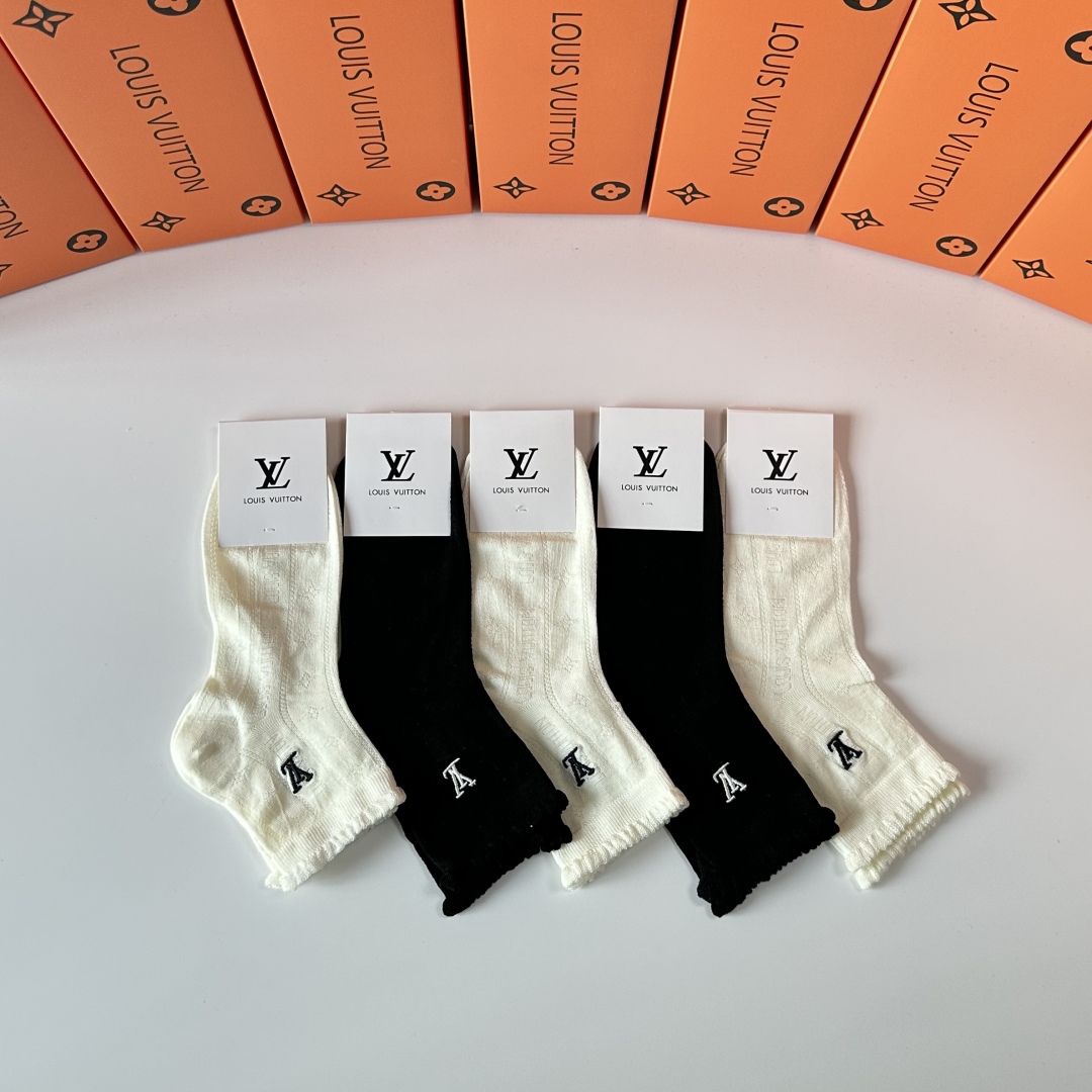  💛配专柜包装
LV（路易威登）新款刺绣中短袜堆堆袜袜子！一盒五双，专柜同步筒袜袜子，💛大牌出街，潮人必