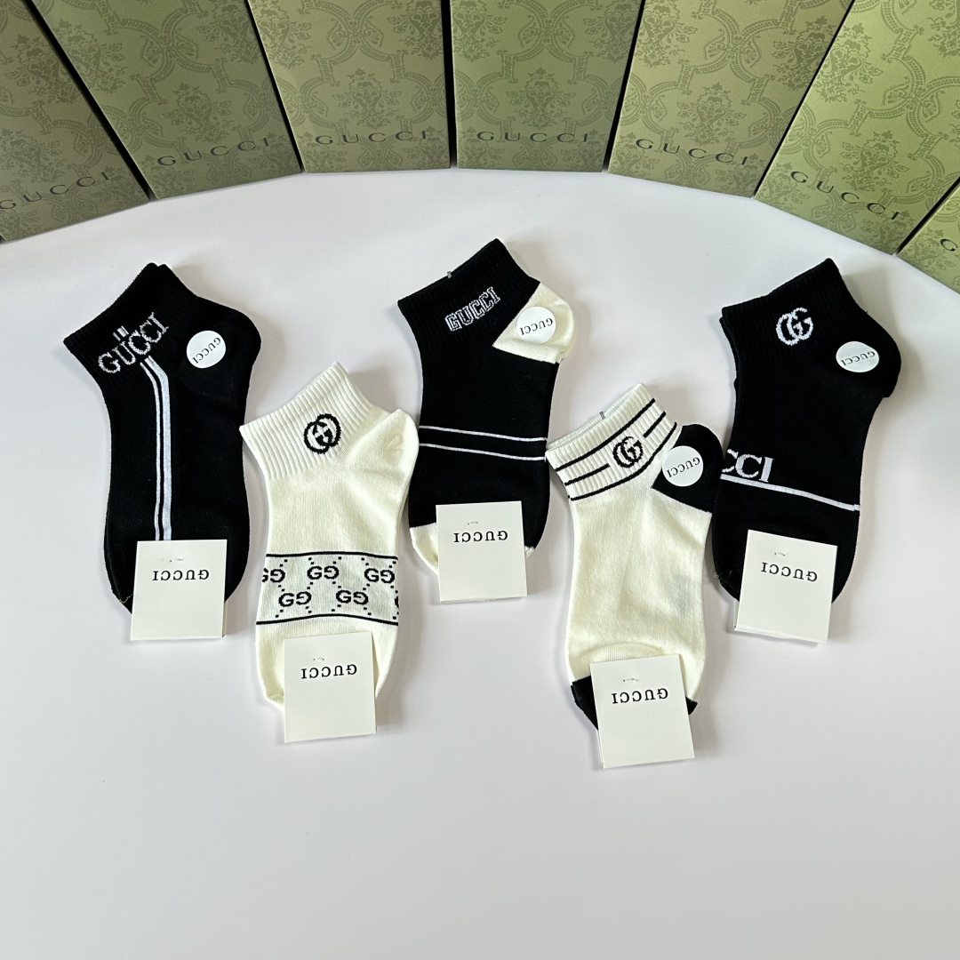 💛配专柜包装
Gucci（古驰）新款中短款堆堆袜袜子！一盒五双，专柜同步筒袜袜子，💛大牌出街，潮人必备。