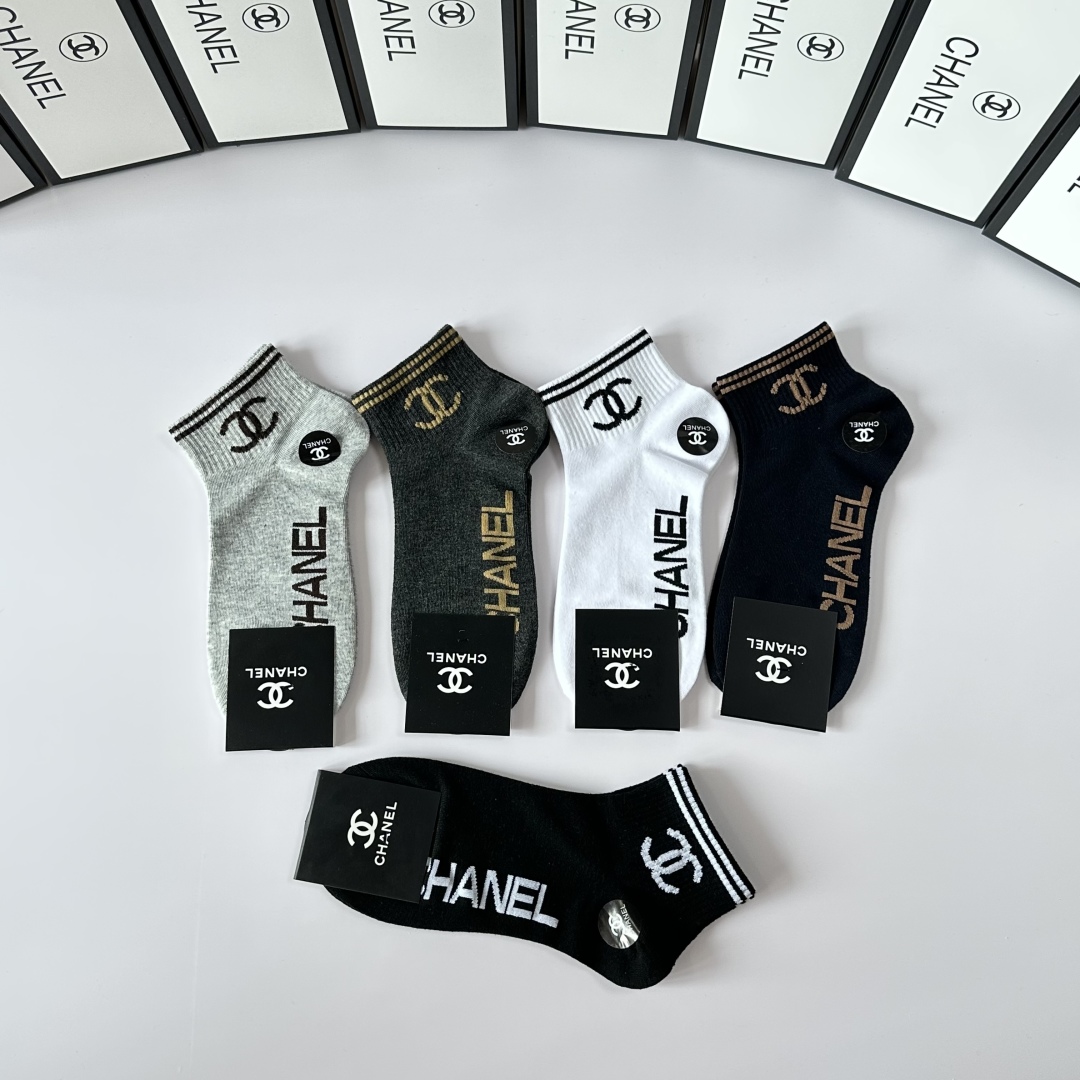 💛配包装
Chanel（香奈儿）新款经典中短款堆堆袜袜子！一盒五双， 专柜同步筒袜袜子，💛大牌出街，潮人