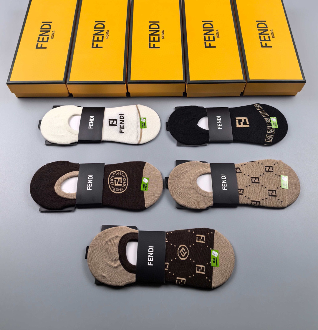   💛配专柜包装
Fendi(芬迪)新款船袜隐形袜堆堆袜袜子！一盒五双，专柜同步筒袜袜子，💛大牌出街，潮