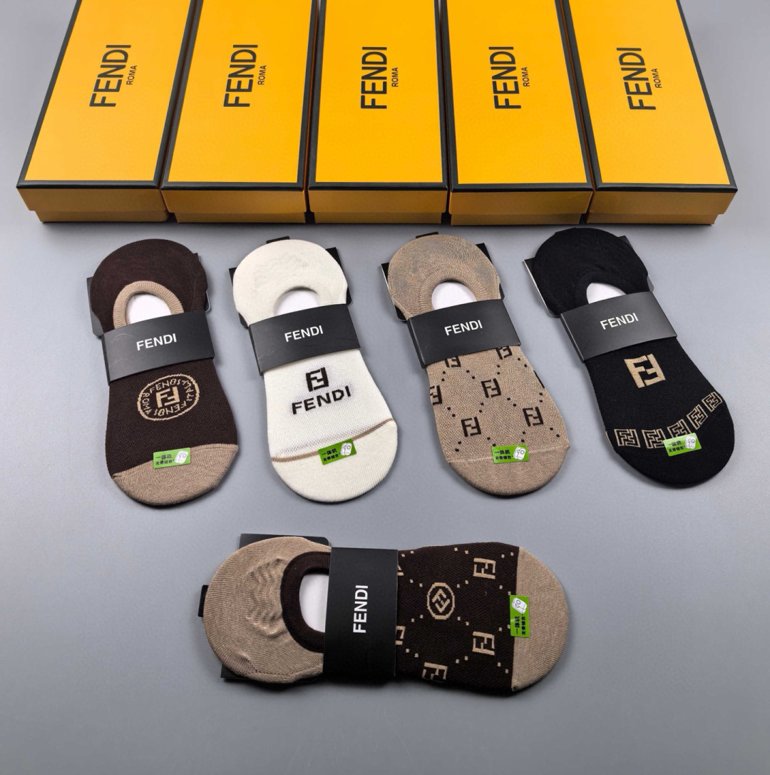  💛配专柜包装
Fendi(芬迪)新款船袜隐形袜堆堆袜袜子！一盒五双，专柜同步筒袜袜子，💛大牌出街，潮