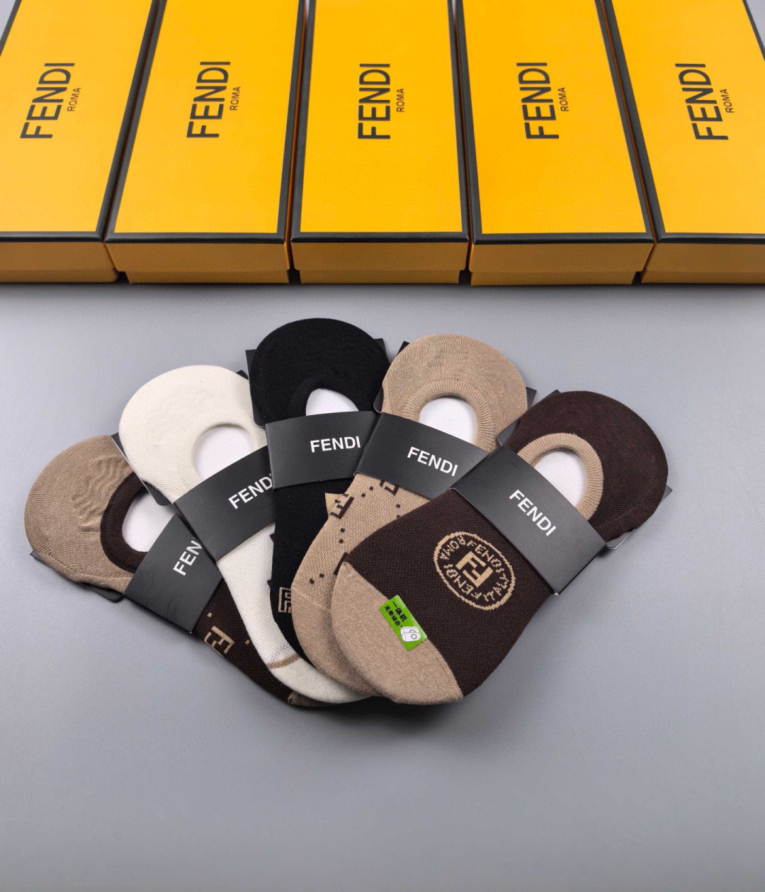   💛配专柜包装
Fendi(芬迪)新款船袜隐形袜堆堆袜袜子！一盒五双，专柜同步筒袜袜子，💛大牌出街，潮