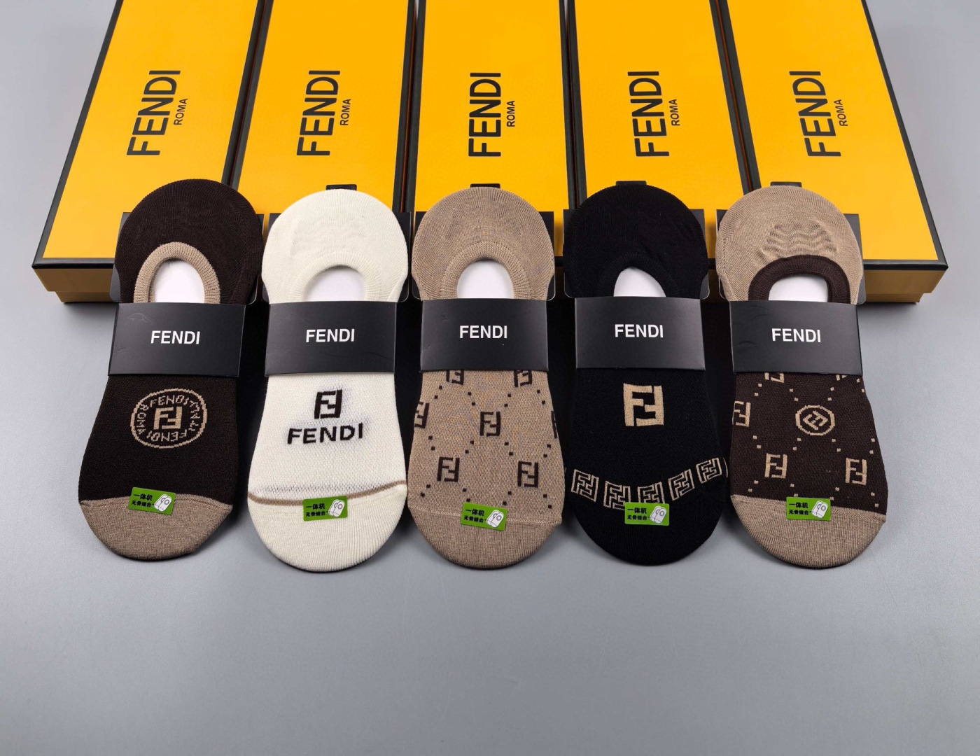   💛配专柜包装
Fendi(芬迪)新款船袜隐形袜堆堆袜袜子！一盒五双，专柜同步筒袜袜子，💛大牌出街，潮