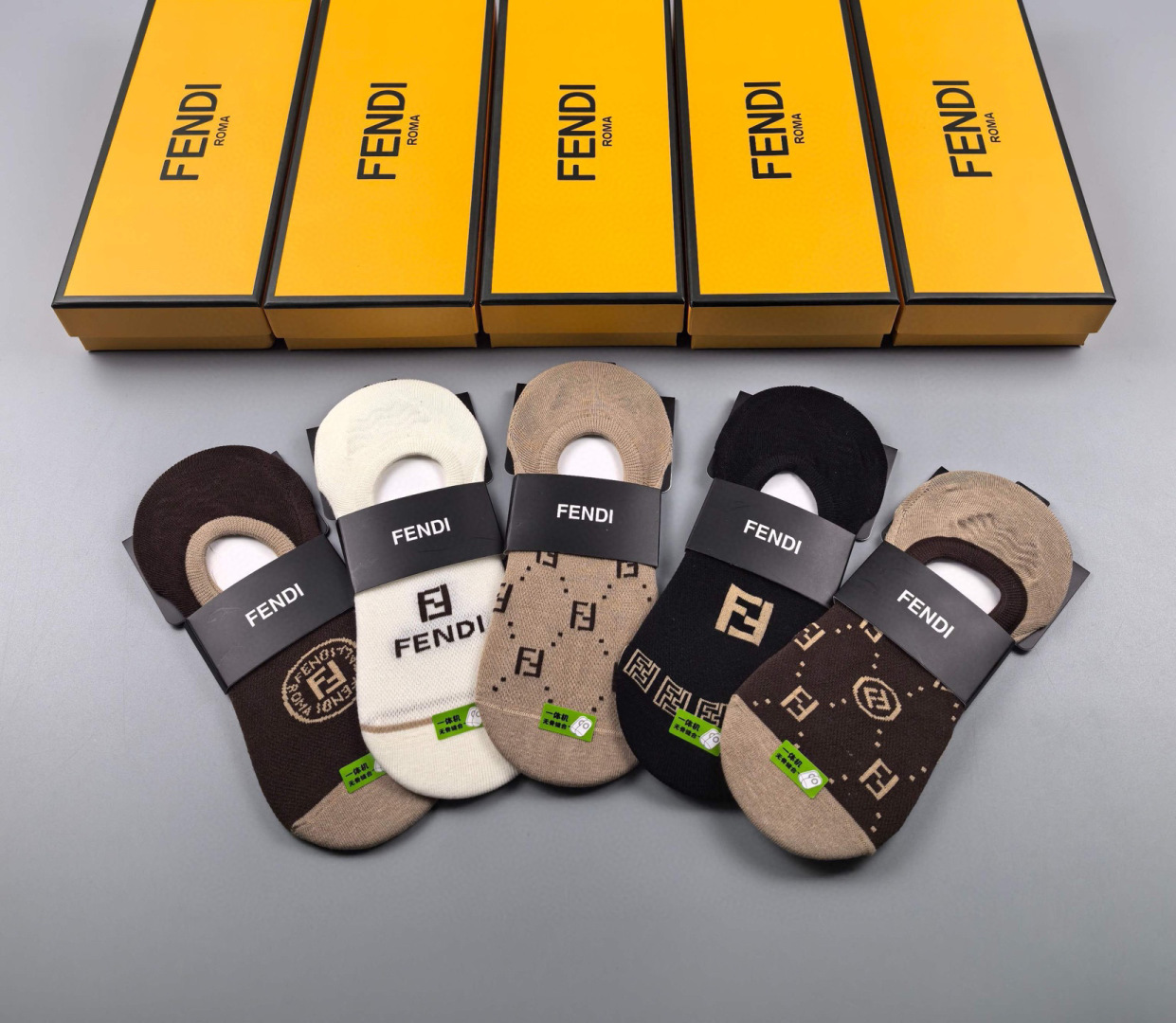   💛配专柜包装
Fendi(芬迪)新款船袜隐形袜堆堆袜袜子！一盒五双，专柜同步筒袜袜子，💛大牌出街，潮