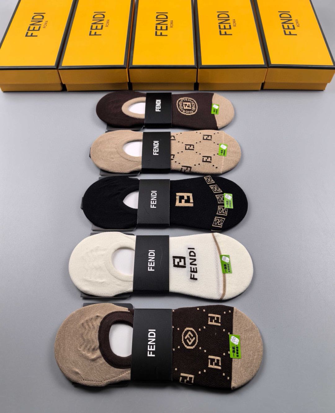   💛配专柜包装
Fendi(芬迪)新款船袜隐形袜堆堆袜袜子！一盒五双，专柜同步筒袜袜子，💛大牌出街，潮