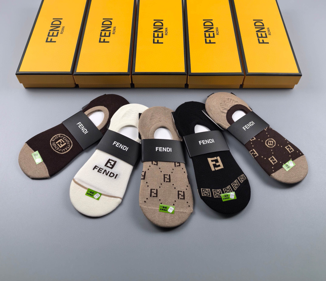  💛配专柜包装
Fendi(芬迪)新款船袜隐形袜堆堆袜袜子！一盒五双，专柜同步筒袜袜子，💛大牌出街，潮