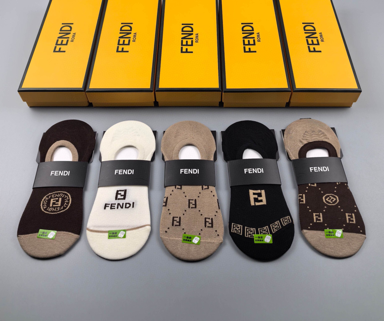   💛配专柜包装
Fendi(芬迪)新款船袜隐形袜堆堆袜袜子！一盒五双，专柜同步筒袜袜子，💛大牌出街，潮