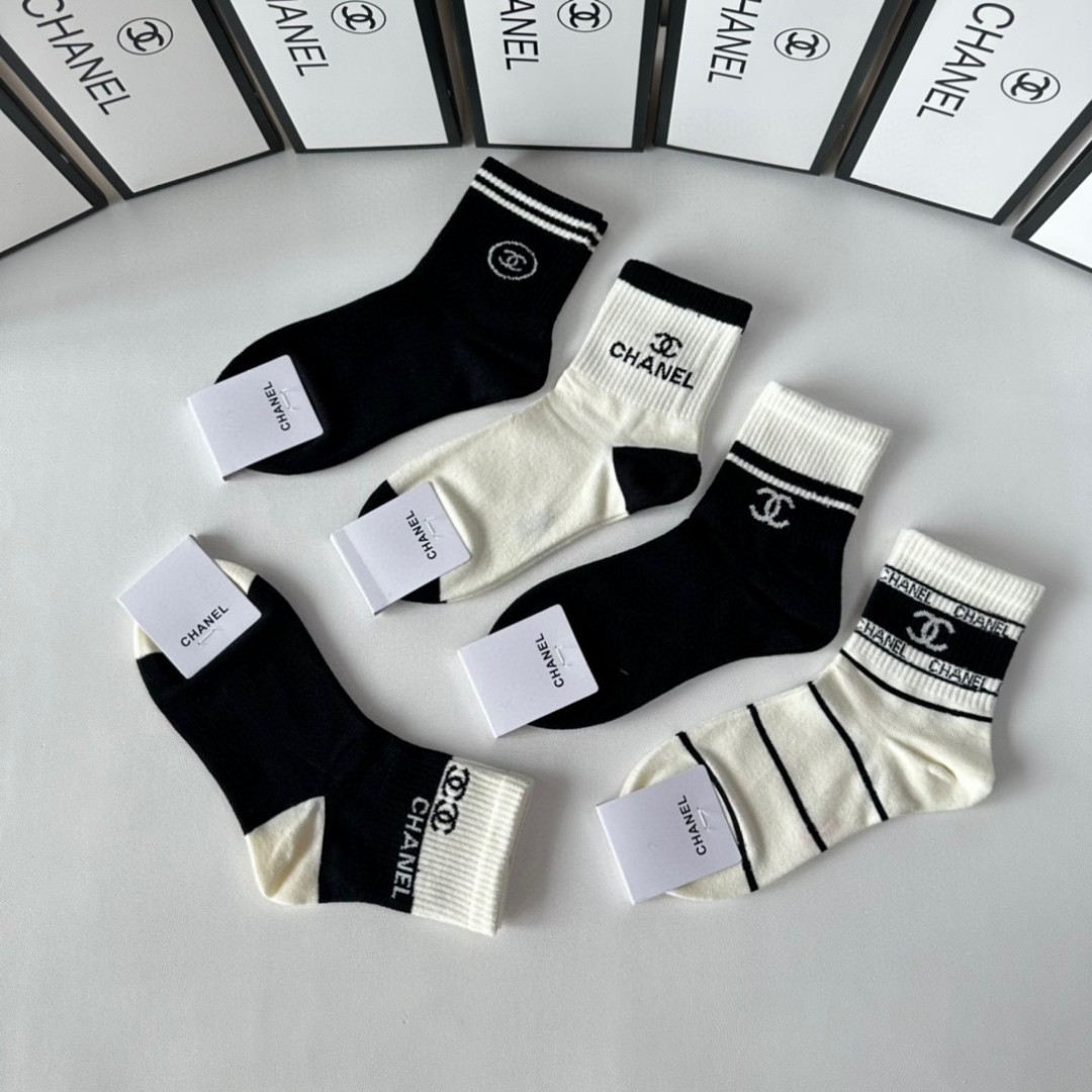  💛配专柜包装
Chanel（香奈儿）新款中长款堆堆袜袜子！一盒五双，专柜同步筒袜袜子，💛大牌出街，潮人