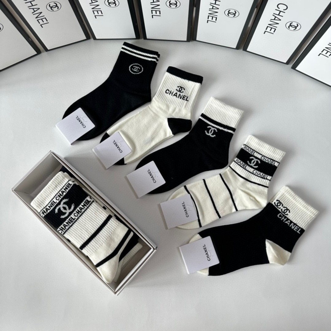  💛配专柜包装
Chanel（香奈儿）新款中长款堆堆袜袜子！一盒五双，专柜同步筒袜袜子，💛大牌出街，潮人