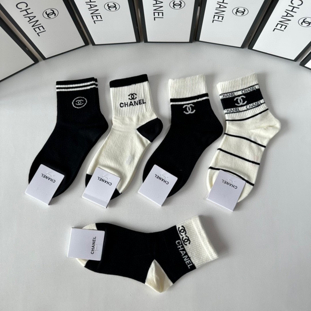  💛配专柜包装
Chanel（香奈儿）新款中长款堆堆袜袜子！一盒五双，专柜同步筒袜袜子，💛大牌出街，潮人
