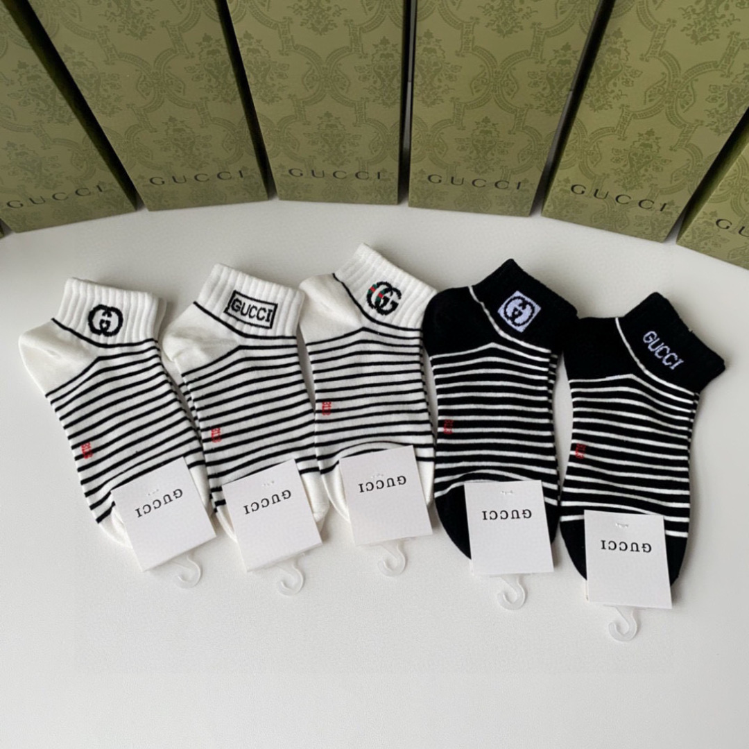 💛配专柜包装
Gucci（古驰）新款中短款堆堆袜袜子！一盒五双，专柜同步筒袜袜子，💛大牌出街，潮人必备。