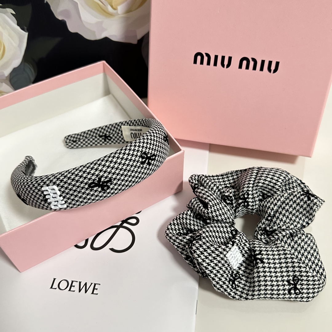  （两件套）配专柜包装 
MiuMiu（缪缪）最新爆款来啦✨💫两件套发箍➕发圈
优雅的girl值得入手 
