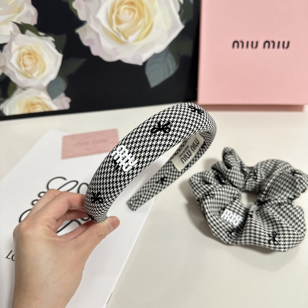  （两件套）配专柜包装 
MiuMiu（缪缪）最新爆款来啦✨💫两件套发箍➕发圈
优雅的girl值得入手 