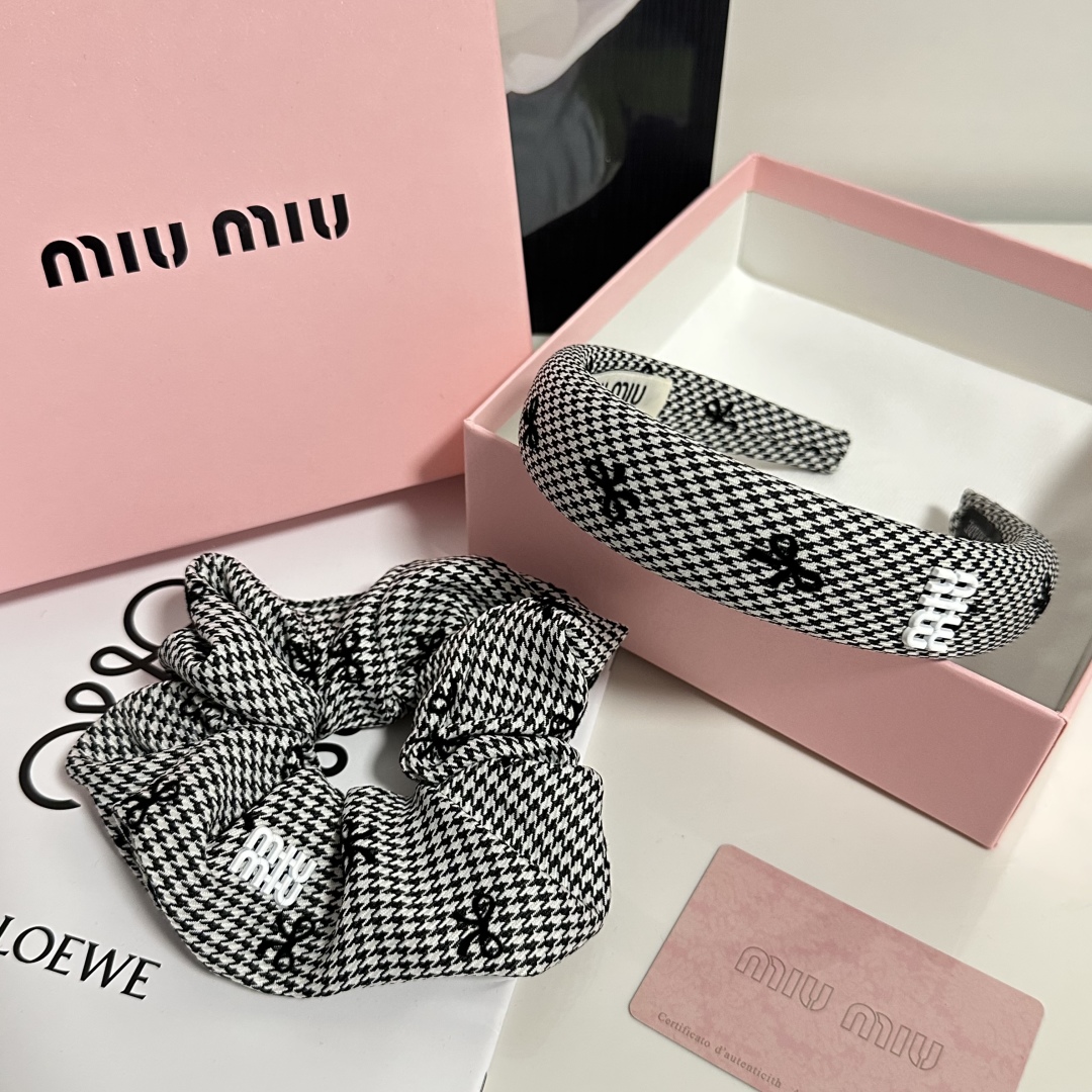  （两件套）配专柜包装 
MiuMiu（缪缪）最新爆款来啦✨💫两件套发箍➕发圈
优雅的girl值得入手 